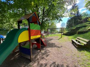 un parque infantil con tobogán en LA VILLA DES OISEAUX - La Petite Pierre en La Petite-Pierre