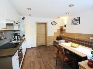 kuchnia i salon ze stołem i krzesłami w obiekcie Apartment in See near Ski Slopes w mieście See +21 zdjęć