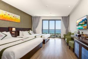 Letto o letti in una camera di Alani Sea View Hotel