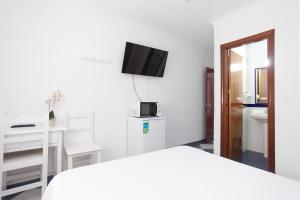 TV a/nebo společenská místnost v ubytování Hostal Restaurante La Giralda