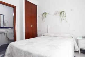 Postel nebo postele na pokoji v ubytování Hostal Restaurante La Giralda