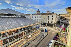 an overhead view of a building in a city at Appartement de charme avec balcon au pied des commerces in Béziers