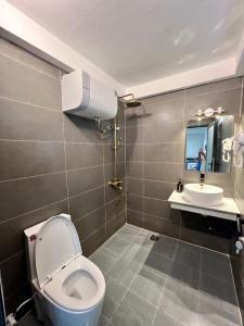 łazienka z toaletą i umywalką w obiekcie Homestay Beach View 2 w mieście Phú Hiệp