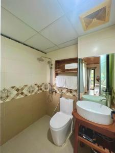 a bathroom with a toilet and a sink at Homestay ECO MAY5 TRAVEL in Ha Long