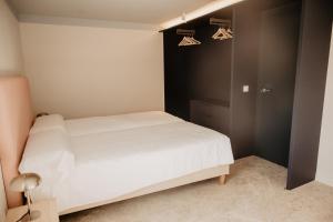 1 dormitorio con cama blanca y paredes negras en Azul y Limón, en Córdoba