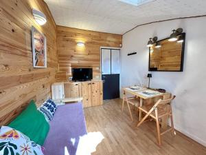 een woonkamer met een bank en een tafel bij Escapade en Montagne, 3 pers in Saint-Étienne-de-Tinée