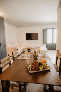 una mesa con un plato de fruta en la sala de estar en Azul & Limón Apartments, en Córdoba