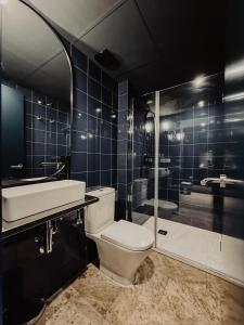 Un baño con inodoro, lavabo y bañera. en Azul & Limón Apartments, en Córdoba