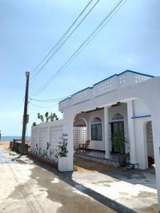 een wit huis aan de kant van het strand bij Homestay Beach View 2 in Phú Hiệp