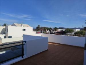 - une vue depuis le toit d'une maison blanche dans l'établissement Casa Gara, à Yaiza
