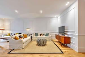 uma sala de estar com dois sofás e uma televisão em Apartamento Canalejas Place en Madrid em Madri