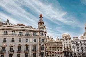 マドリードにあるApartamento Canalejas Place en Madridの時計塔のある建物