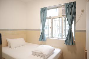 Rúm í herbergi á Hong Kong Hostel
