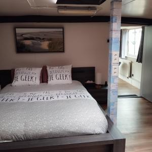 a bedroom with a bed with pillows on it at Gîte Le Sambre in Thuin
