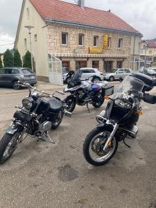 rząd motocykli zaparkowany na parkingu w obiekcie Soba za goste Kraljica 3 w mieście Kupres