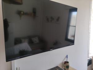 Televízia a/alebo spoločenská miestnosť v ubytovaní Casa Gara