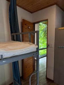 Łóżko piętrowe w pokoju z oknem w obiekcie Homestay ECO MAY5 TRAVEL w Ha Long
