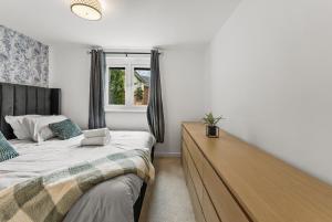 Schlafzimmer mit einem Bett und einem Fenster in der Unterkunft 2-Bedroom Getaway in Southampton in Southampton