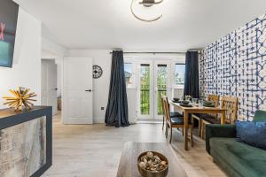 ein Wohnzimmer mit einem grünen Sofa und einem Tisch in der Unterkunft 2-Bedroom Getaway in Southampton in Southampton