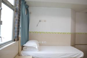 Rúm í herbergi á Hong Kong Hostel