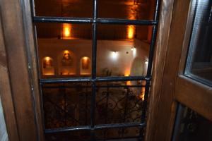 una ventana de una habitación con velas y vistas en HASBAHAN KONUKEVİ&BUTİKOTEL, en Sanlıurfa
