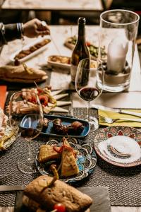 una tavola con piatti di cibo e bicchieri di vino di ART HOUSE Basel - Member of Design Hotels a Basilea