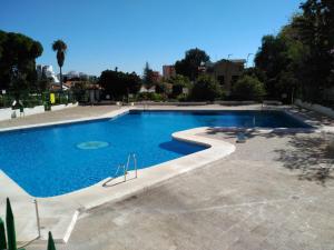 una gran piscina de agua azul en Apartamento Beli Málaga, en Benalmádena