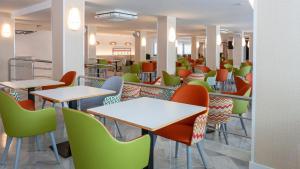 a dining room with tables and chairs at Medplaya Hotel Bali in Benalmádena