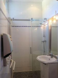 ein Bad mit einer Dusche und einem Waschbecken in der Unterkunft Maison Hôtes Villa Sainte Barbe in Mirecourt