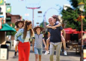 Un groupe de personnes marchant dans la rue dans l'établissement Vakantiepark Slagharen, à Slagharen