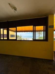 een uitzicht vanuit een kamer met ramen bij Guarujá H Pousada in Guarujá