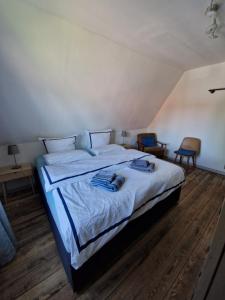 ein Schlafzimmer mit einem Bett mit blauen Handtüchern darauf in der Unterkunft Haus Selma in Lüneburg