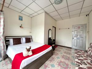 um quarto com uma cama com um chapéu em Home One Love Ayutthaya main Zone by Baan one love group em Phra Nakhon Si Ayutthaya
