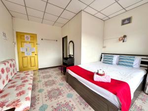 a bedroom with a bed with a red blanket at Home One Love Ayutthaya main Zone by Baan one love group in Phra Nakhon Si Ayutthaya