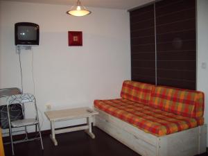 un soggiorno con un divano e una TV di Résidence Pyrénées Zenith a Luz-Saint-Sauveur