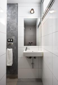 uma casa de banho com um lavatório e um espelho em Smartr Maspalomas Corinto em Playa del Inglés
