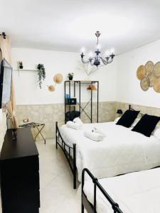 1 dormitorio con 2 camas y mesa. en Casa Vacanza Gentileschi - Self Check-in, en Nápoles