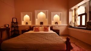 um quarto com uma cama e duas janelas em The Castle View Homestay em Bundi