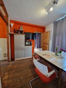Haus Selma في لونبورغ: مطبخ مع طاولة وكراسي في غرفة