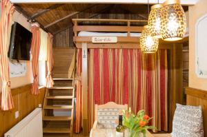 ein winziges Haus mit einer Treppe und einem roten Vorhang in der Unterkunft Haslaustube in Schwarzenbach an der Pielach