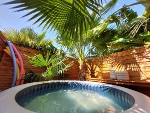 eine Badewanne, die an der Seite eines Hauses steht in der Unterkunft L'OAZIS de VALENCE in Malissard