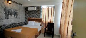 Un pat sau paturi într-o cameră la Srirathna Temple View Inn