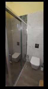 A bathroom at Amethyst