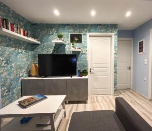 Rizá的住宿－Ionian Blue View，客厅设有壁挂式平面电视。