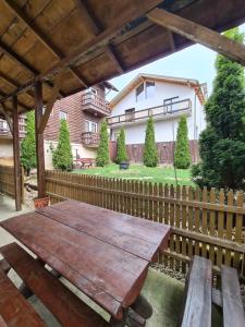 Balkón nebo terasa v ubytování Vila Șoimul Predeal