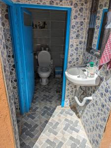 y baño con aseo y lavamanos. en Authentic Moroccan Family Homestay, 