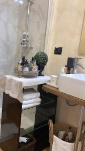 baño con lavabo y encimera con toallas en La ROMANTICA VERONA, en Verona