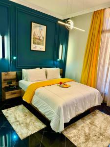 um quarto com uma cama grande e paredes azuis em The Hotel Syracuse em Casablanca