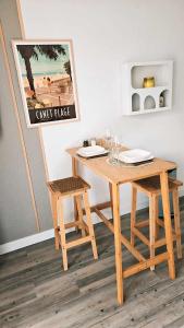 a wooden table and a chair in a room at Studio calme avec jardin in Canet-en-Roussillon