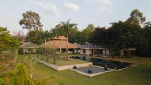 una vista aérea de una casa con piscina en Khla Lodge en Kampot